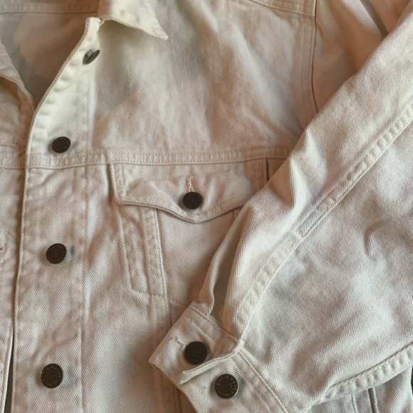 Eddie Bauer cream color denim jacket. Size medium. 100% cotton. Has been washed - Picture 4 of 11